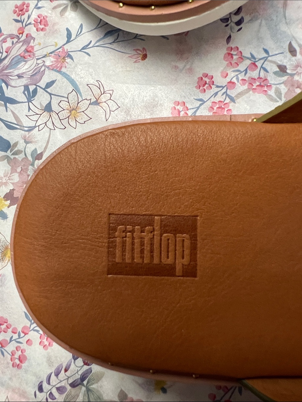 NIB-Fitflop Avocado & Tan Leather Toe Post Sandals With Gold Scallops Size 10 - Picture 2 of 16